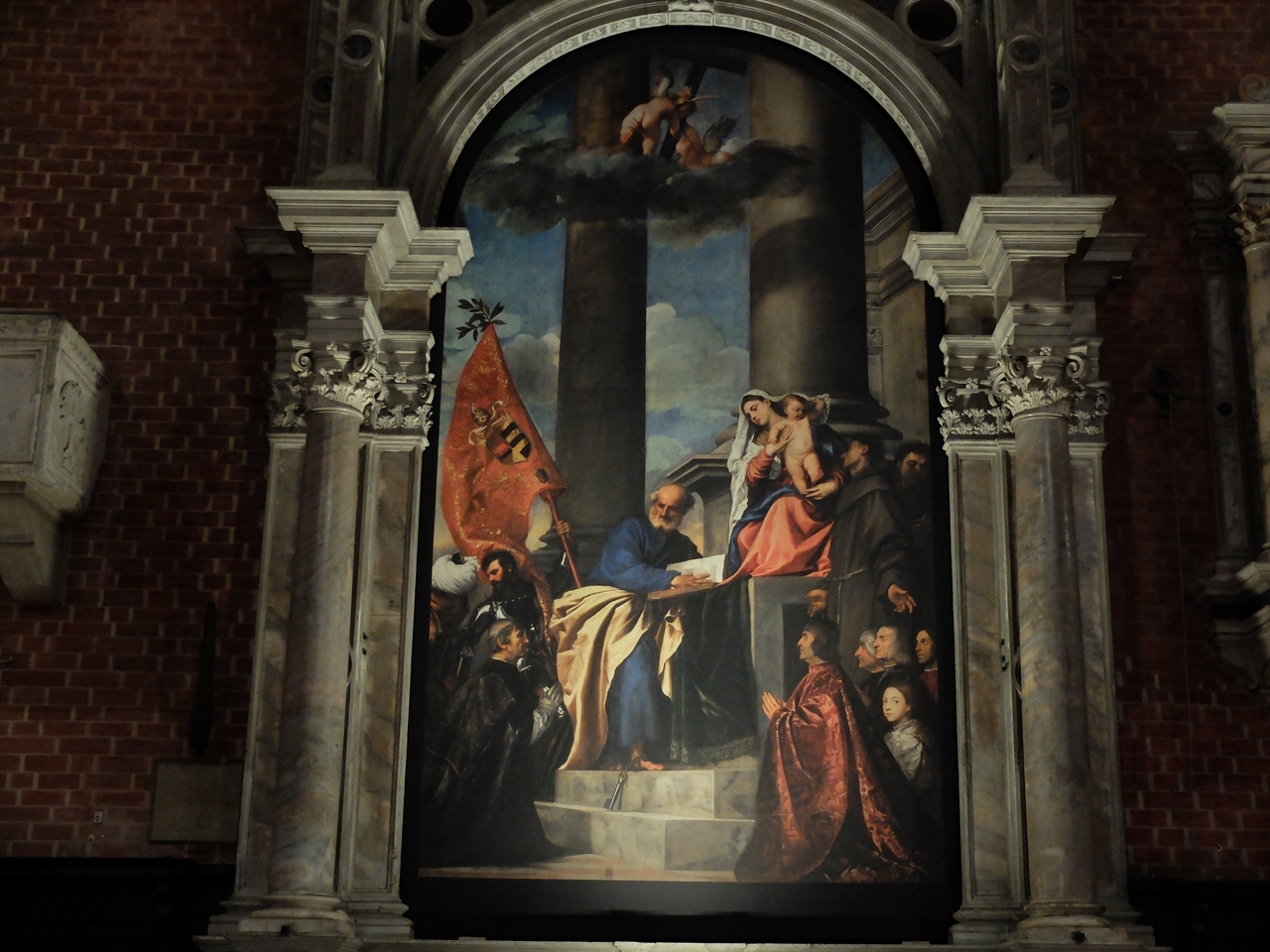  티치아노, ‘페사로의 제단화’, 베네치아 산타 마리아 글로리오사 데이 프라리 성당. 슬며시 비틀어진 소실점은 이후 다양한 구도를 만들 수 있는 근거가 되었습니다. 