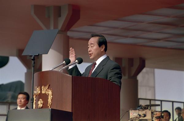 국회의사당 앞에서 거행된 제14대 대통령 취임식에서 김영삼 대통령이 취임선서를 하고 있다.  1993.2.25