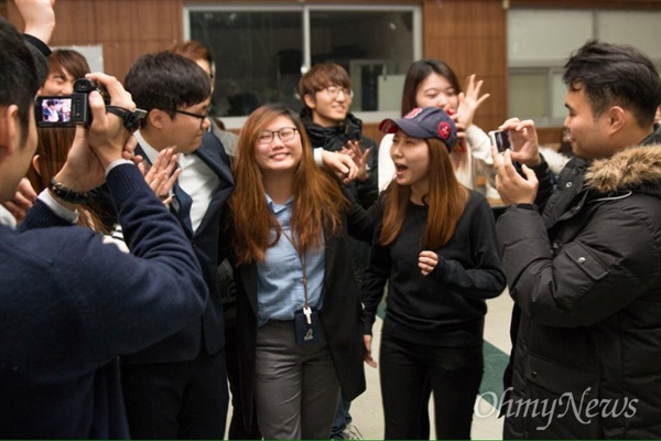  11월 19일 오후 서울 관악구 서울대학교 학생회관에서 당선 결과를 통보받은 김보미 58대 서울대 총학생회장(사진 가운데 안경 쓴 학생) 당선인이 친구들의 축하를 받고 있다.