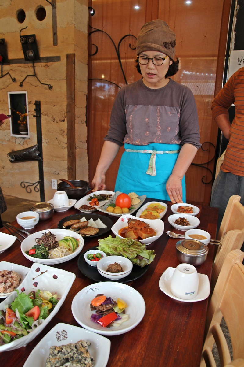  음식에 사용하는 식재료는 껍질을 벗기지 않고 그대로 사용해 식재료 본연의 맛을 오롯이 경험할 수 있다. 
