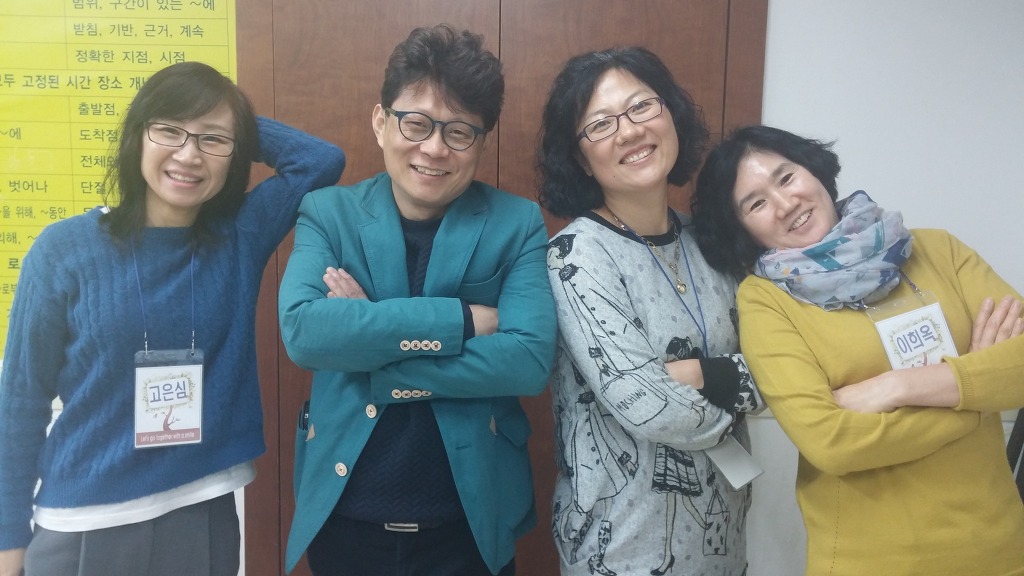 왼쪽부터 고은심, 박욱현, 김완순, 이희옥. 이 공부모임은 박욱현 선생님의 재능기부로 시작했다. 