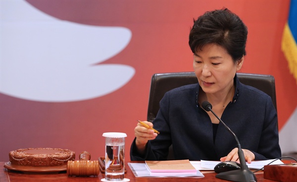 박근혜 대통령이 24일 청와대에서 열린 국무회의를 준비하고 있다.