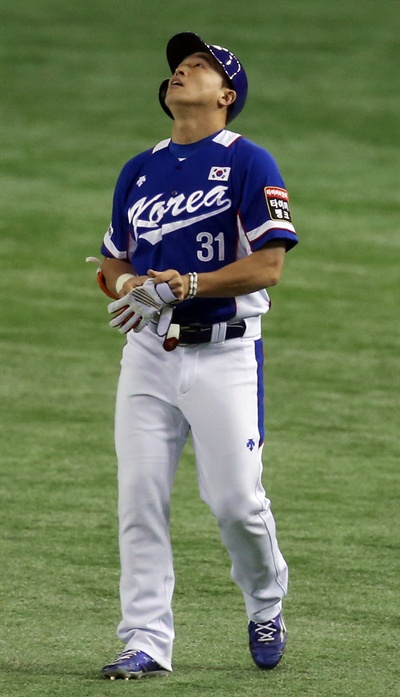 병살타 아쉬운 손아섭 21일 오후 일본 도쿄돔 구장에서 열린 2015 세계야구소프트볼연맹(WBSC) 프리미어12 대회 결승전 대한민국과 미국의 경기.

1회 초 1사 주자 1, 3루 때 대한민국 손아섭이 병살타를 친 뒤 아쉬워 하고 있다.