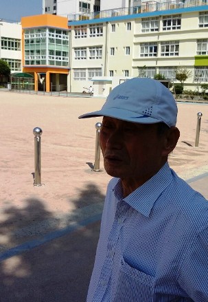 81세의 노인인 내 중부 홍순호. 그는 왜 64년 전 다니던 초등학교 교정에서 말이 없었을까?