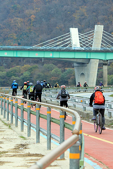 강촌 자전거도로에서 자전거를 타는 사람들. 요즘 강촌에서 발견하는 새로운 풍경이다.