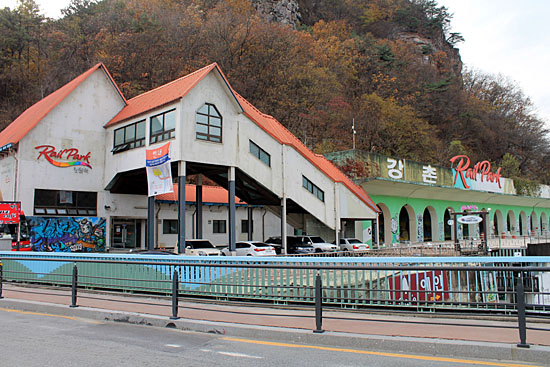 지금은 더 이상 기차가 다니지 않는 강촌역. 2010년 12월 경춘선 복선 전철이 개통되면서 역으로서의 기능을 마감했다.