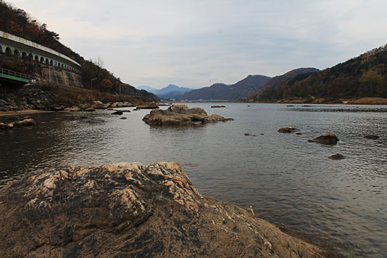 강촌역 앞을 흐르는 북한강. 가문 날이 오래돼 여기 저기 바위들이 수면 위로 얼굴을 드러내고 있다.