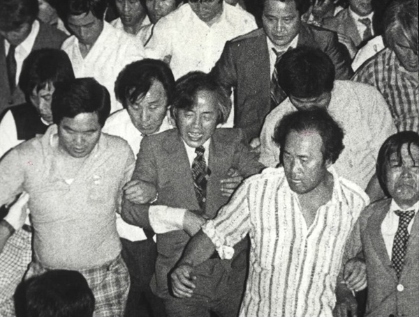 1979년 8월 YH여공사건 당시 김영삼 신민당 총재가 여공들과 함께 농성하다 경찰에 의해 당사에서 끌려 나오는 모습