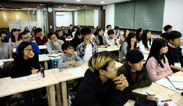 공적 글쓰기를 고민하며 모인 참석자들이 김종희 대표의 강의를 유심히 듣고 있다.   