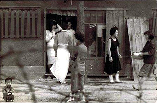 1960~61년 인천 부평 애스컴시티(Ascom City) 앞 기지촌 풍경. <ME&KOREA> 제공