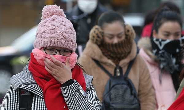 서울 아침기온이 영하로 내려가며 겨울 추위가 찾아온 26일 오전 두꺼운 옷으로 무장한 관광객들이 서울 광화문광장을 지나고 있다. 