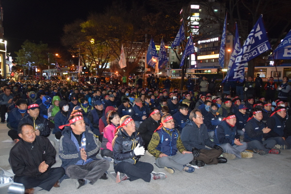 경남노동자 1천500여명이 정우상가 앞에서 결의대회를 진행하고 있다.