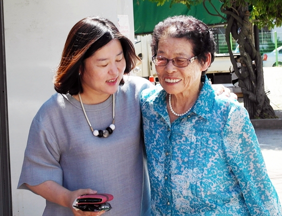 이경례 할머니 최우수상 수상을 축하하는 정여원 팀장 (지난 9월 소룡동 학습장에서)
