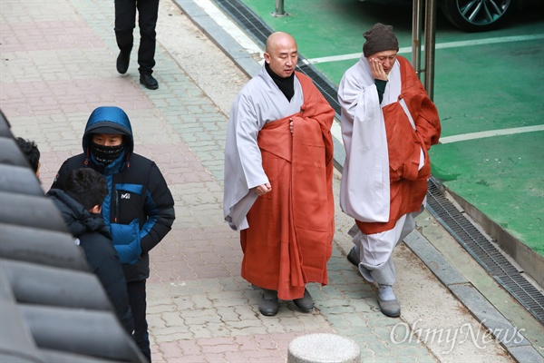 '복면'한 사복경찰과 스님들 수배중이던 민주노총 한상균 위원장이 11.14민중총궐기 대회 직후 종로구 견지동 조계사로 몸을 피한 가운데 27일 오전 한 위원장이 머물고 있는 조계사 관음전 주위에 얼굴을 가린 사복경찰들 수십명이 배치되어 있다.