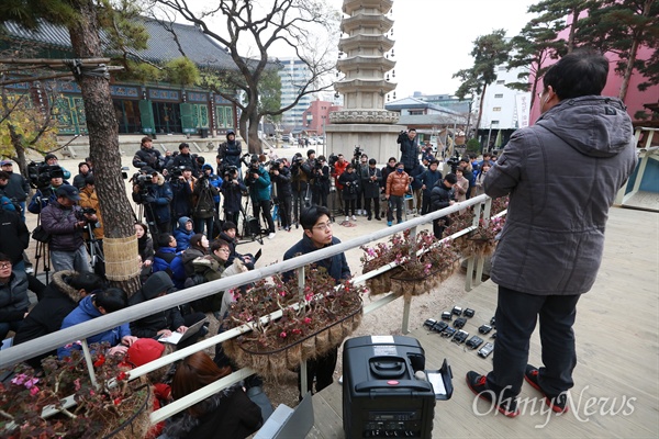   11.14민중총궐기 대회 직후 종로구 견지동 조계사로 몸을 피한 민주노총 한상균 위원장이 27일 오전 머물고 있는 관음전앞에서 기자회견을 하기로 했으나, 경찰 체포를 우려해 직접 나오지 못하고 다른 간부들이 대신 기자회견을 연다고 민주노총 대변인이 기자들에게 설명하고 있다.