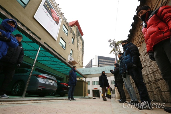 민주노총 위원장 체포위해 사복경찰 배치 수배중이던 민주노총 한상균 위원장이 11.14민중총궐기 대회 직후 종로구 견지동 조계사로 몸을 피한 가운데 27일 오전 한 위원장이 머물고 있는 조계사 관음전 주위에 얼굴을 가린 사복경찰들 수십명이 배치되어 있다.