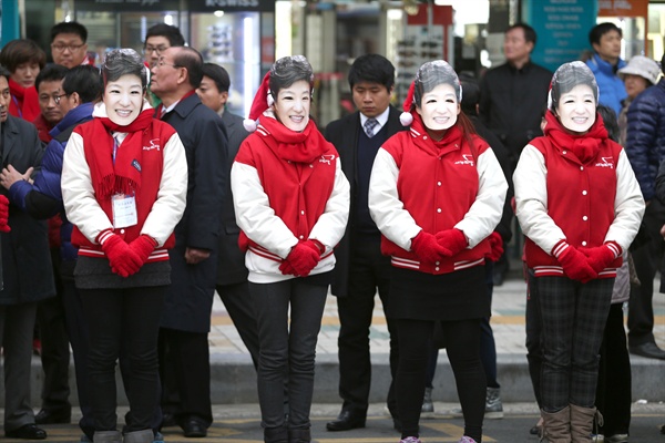 지난 2012년 12월 5일 부산 기장군 기장읍 기장시장에서 새누리당 선거운동원들이 박근혜 대선 후보의 가면을 쓰고 나와 눈길을 끌고 있다. 