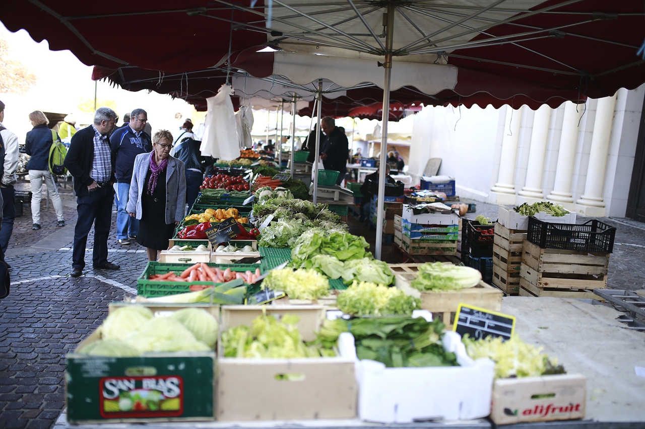 에비앙 벼룩시장 야채나 과일류 등 식료품들이 벼룩시장에는 많이 나왔다.
