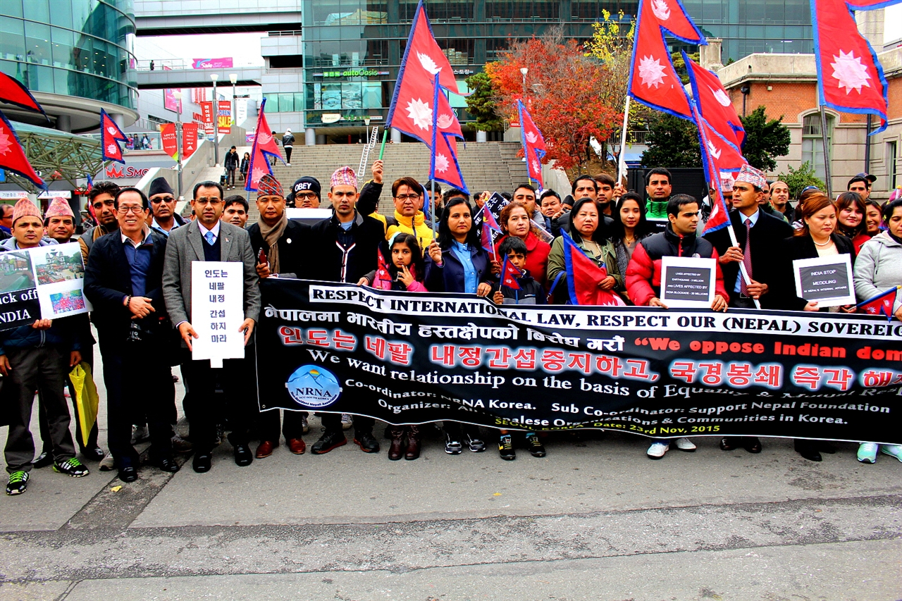 서울역광장에서 인도의 네팔국경봉쇄 규탄 대회를 열고 있는 주한네팔인들
