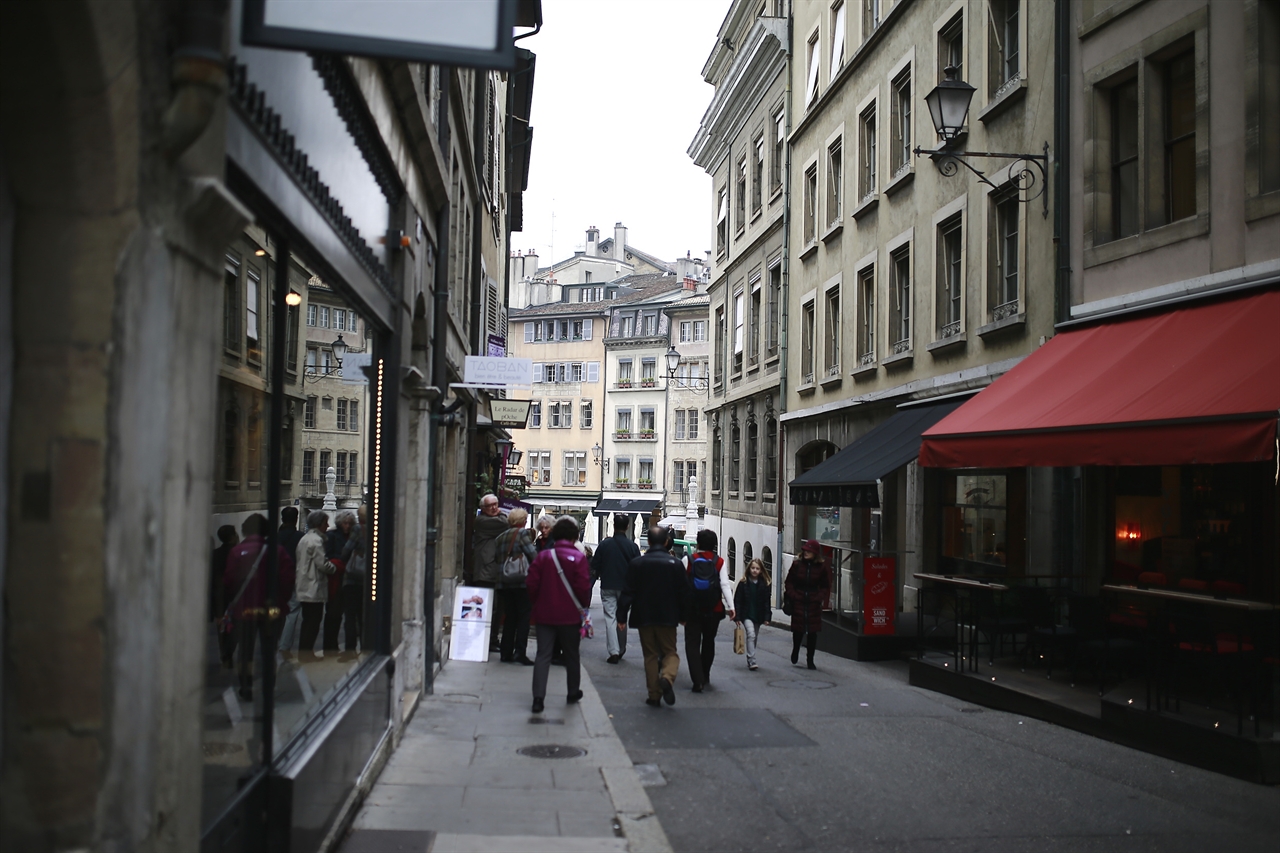 스위스 제네바 종교개혁자 칼빈의 주요활동 무대였던 제네바 거리의 모습