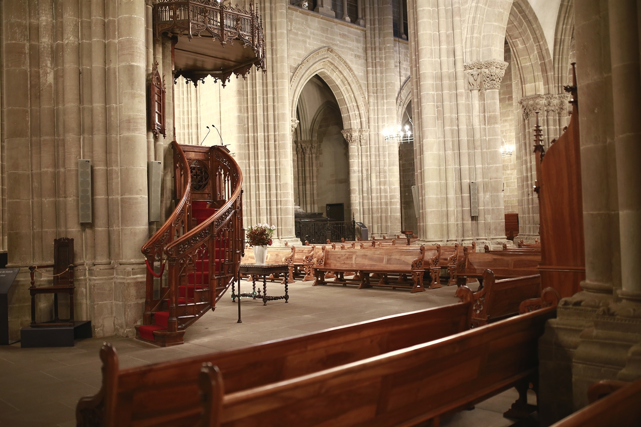 St. Pierre Cathedral 1160년 로마네스크 양식으로 공사를 시작했고, 100년 뒤에 고딕양식으로 완성되었으며, 18세기에 주요외관을 클래식으로 마감했다고 한다. 스위스 개혁교회에서 사용하는 성당이다.