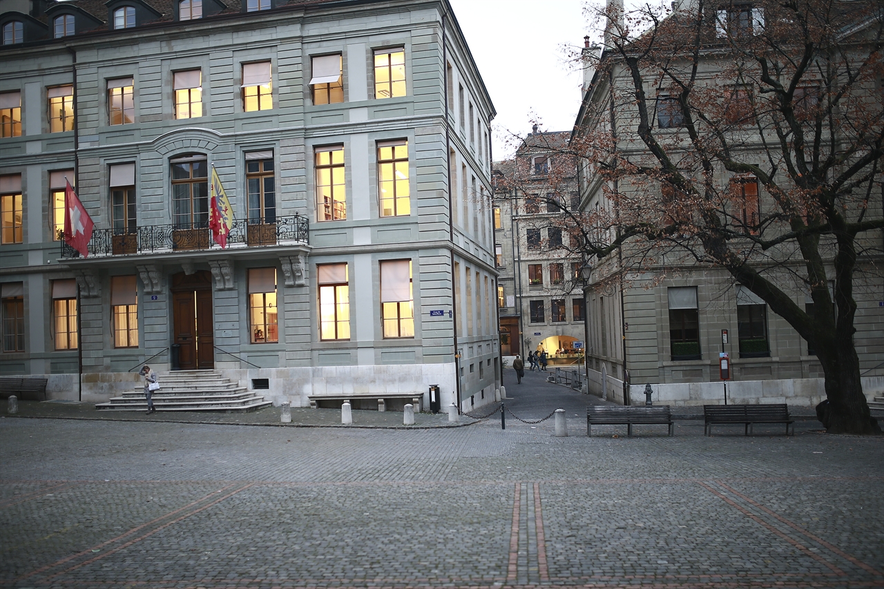스위스 제네바 성당 앞 마당에 위치한 건물들도 오랜 역사를 자랑하고 있다.
