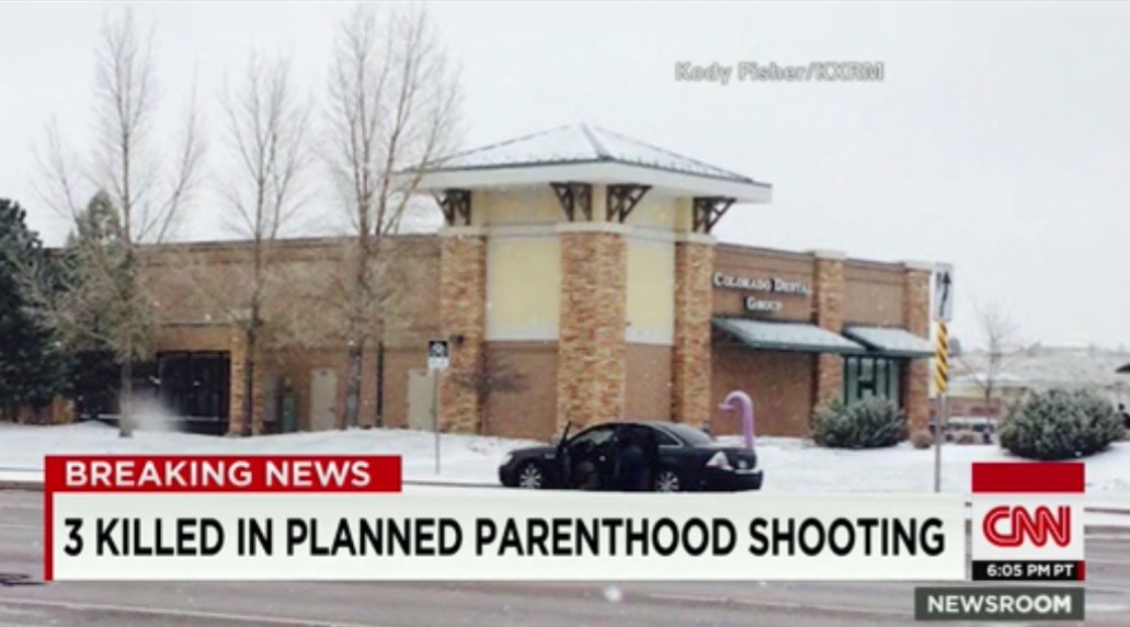 미국 콜로라도의 한 병원에서 발생한 총격 사건을 보도하는 CNN 뉴스.