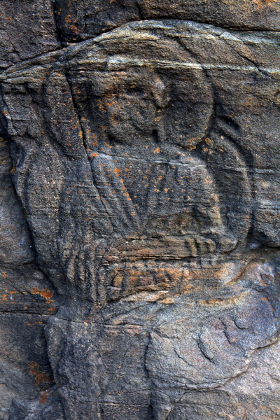 도전리 마애불상군은 연꽃무늬 받침 위에 가부좌 한 채 앉아 있는 부처님의 형태만 보일 뿐 미소는 보이지 않는다. 마모가 심하다.
