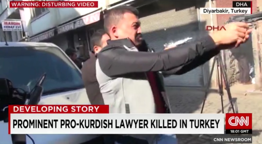 터키에서 발생한 저명 변호사 총격 사건을 보도하는 CNN 뉴스 갈무리.