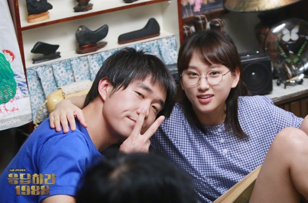  tvN 드라마 <응답하라 1988>에 출연 중인 배우 류혜영(오른쪽)과 최성원.