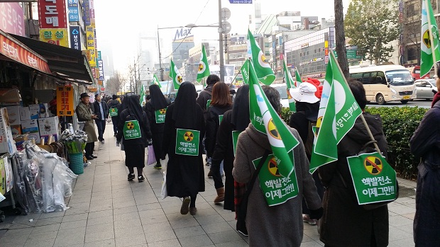 조현철 신부 등 서울과 인천, 경기 지역에서 40여 명의 신부와 수녀들이 나섰다. 이들은 핵발전 대신 자연에너지로 대체할 것을 묵언으로 호소하였다.