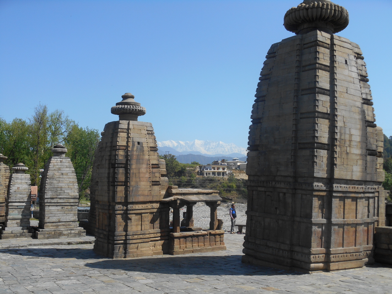 북인도 가룻의 베지낫 힌두사원에 들어서 있는 돌탑. 12세기에 지어진 이 사원은 시바신을 모시고 있다.