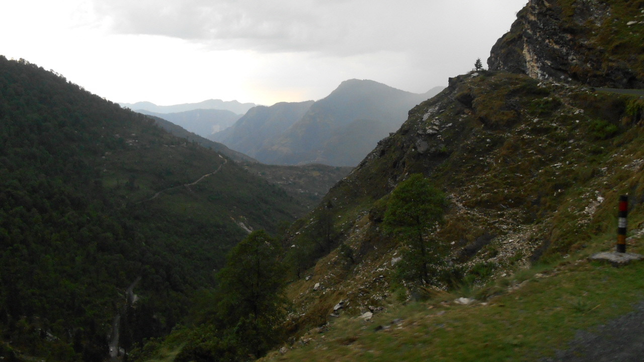 겹겹이 산으로 둘러쌓여 있는 문시아리 가는 벼랑길. 이런 길을 탈에서 부터 2시간을 달려 문시아리에 도착했다.
