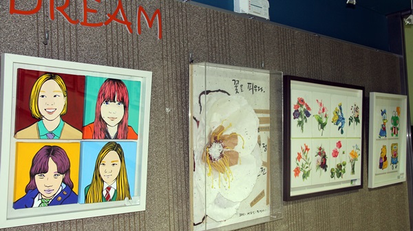 학교 공간 곳곳에 학생들의 작품을 전시해 놓았다. 작은 미술관이고 공예관이다. 이 학교는 전시 그림처럼 노랑색, 빨강색으로 머리를 염색할 수 있다. 두발 자유화 학교다. 