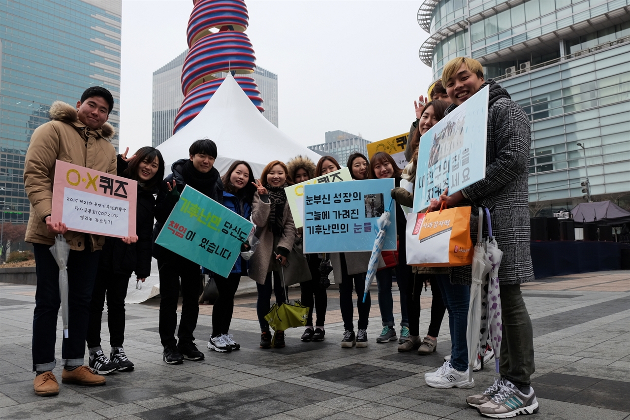 행사가 끝난 후 뿌듯한 표정으로 모인 서울 YWCA 청년 회원들.