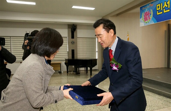  김맹곤 전 김해시장이 30일 오전 김해시청 대회의실에서 퇴임식을 갖고, 윤성혜 부시장으로부터 감사패를 받고 있다.