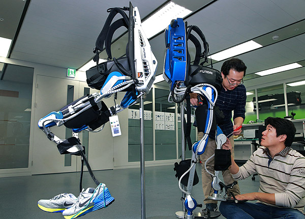 현대차 의왕중앙연구소의 인간편의연구팀 연구원들이 '입는 로봇' 시제품을 놓고 실험을 진행하고있다.