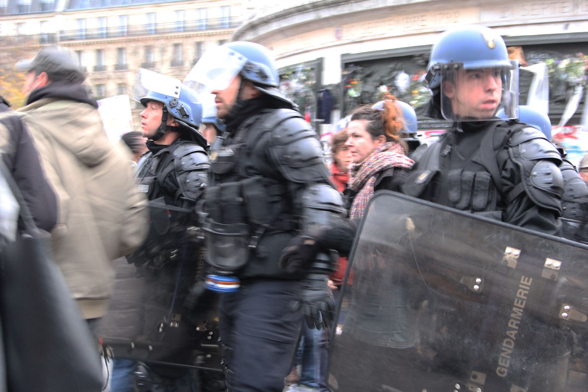 광장 안으로 경찰들이 순식간에 진입하고 있다. 분위기가 영 심상치 않아 광장을 벗어나기 시작했다.