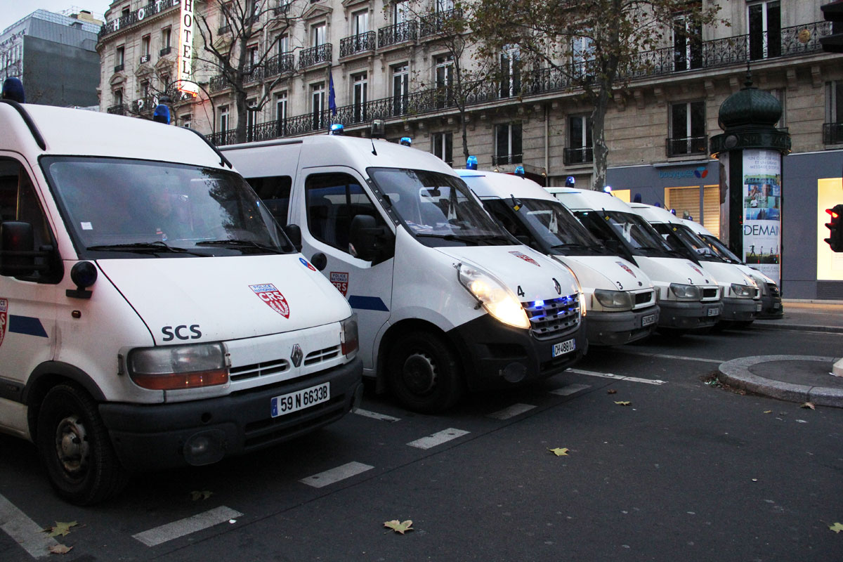 프랑스에서 십 여 년이 넘게 집회에 참여도 하고 주도도 해봤지만 이렇게 많은 경찰차를 한꺼번에 보는건 처음 있는 일이었다. 