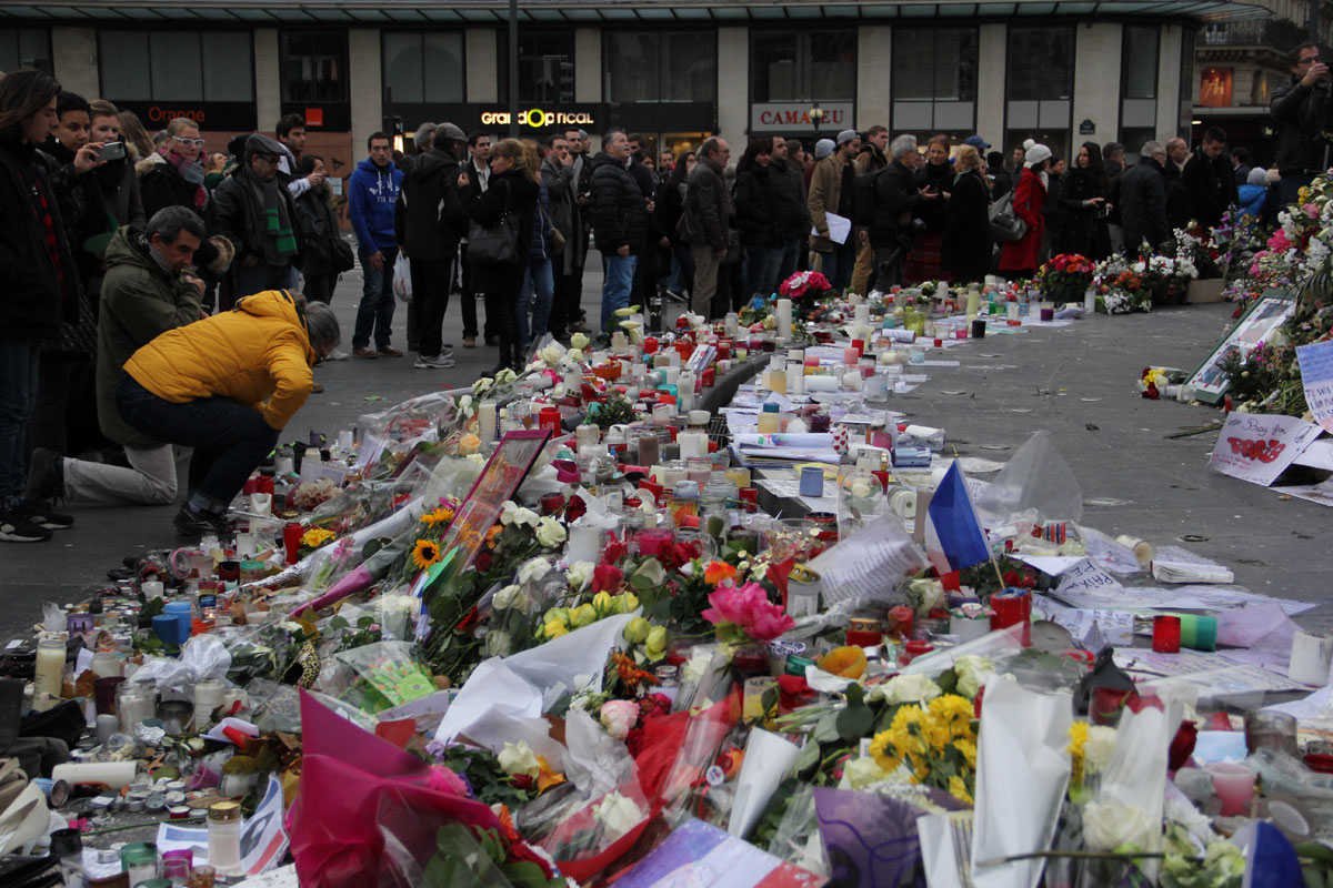 레프블릭 광장 중앙에 파리 테러 피해자들을 기리는 꽃다발, 쪽지, 초들이 수북히 쌓여있다. 다른 테러 피해장소에도 같은 모습이다. 