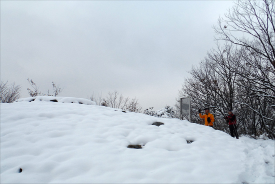    온통 하얀 눈으로 뒤덮인 김유신 태실(사적 제414호).