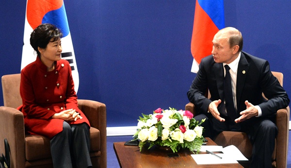 박근혜 대통령이 30일 오후(현지시간) 파리 유엔 기후변화협약 당사국 총회(COP21) 양자회담장에서 블라디미르 푸틴 러시아 대통령과 양자 정상회담을 하고 있다.