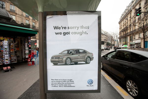파리 시내에 걸린 비판 광고