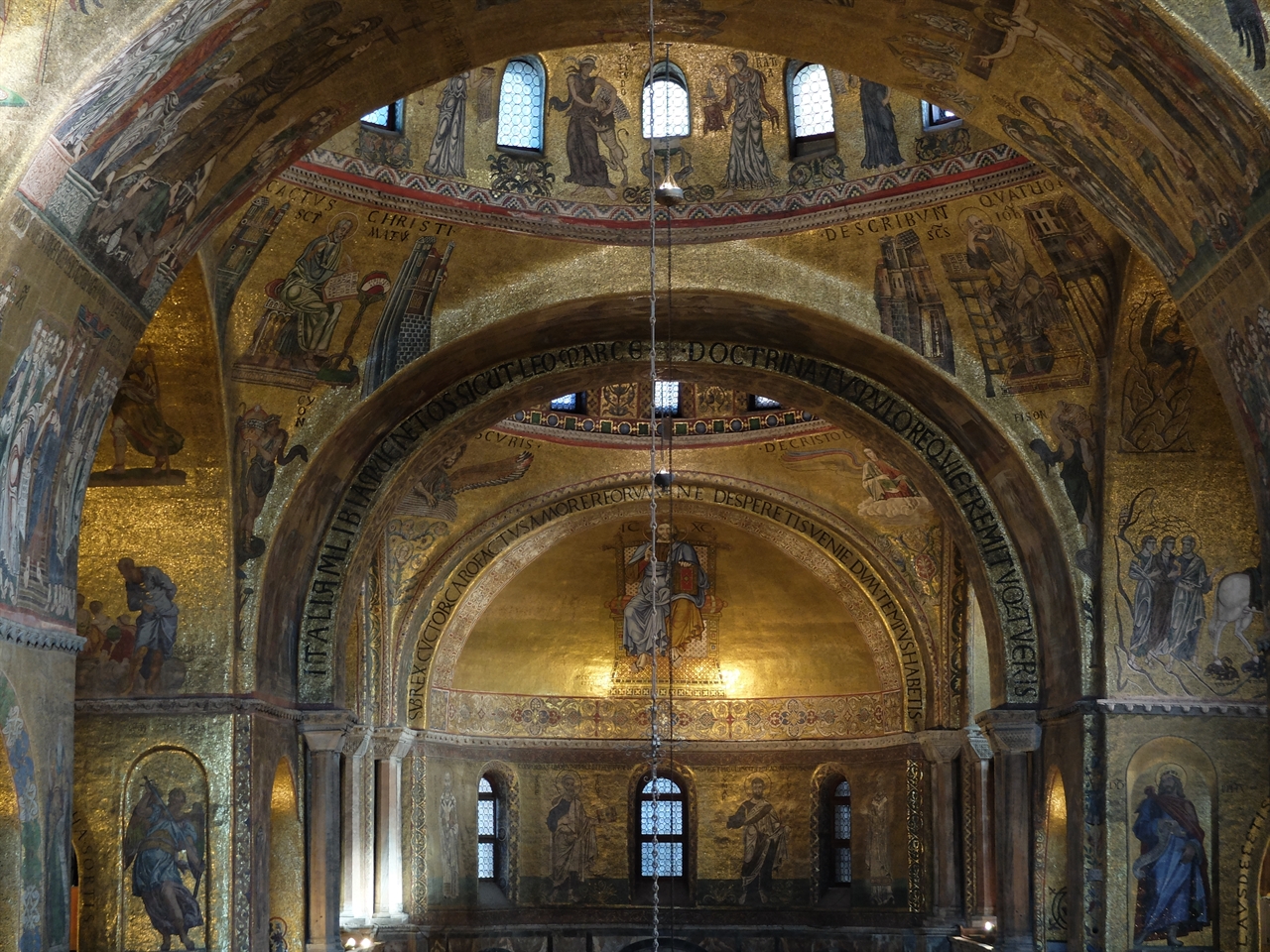산 마르코 대성당의 실내를 가득 채우고 있는 황금빛 모자이크는 비잔틴 제국 마지막 수도였던 라벤나의 영향을 받은 것입니다. 
