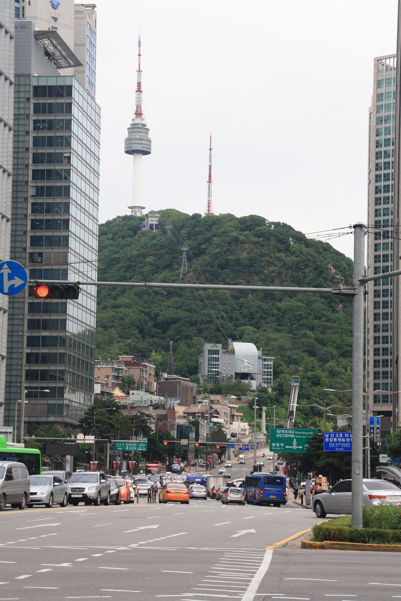 남산 케이블카 전경. 서울 을지로 입구에서 바라본 남산 케이블카의 모습이다. 남산 케이블카는 궤도운송법이 제정되기 전에 설치되어 서울시의 관리 감독을 받지 않는 특혜를 누리고 있다.