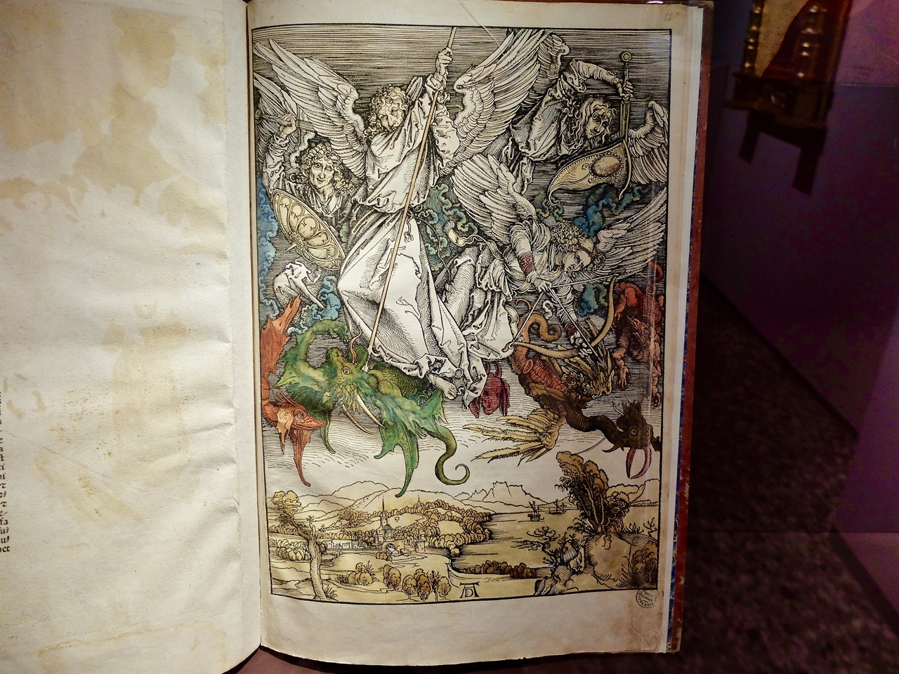 알브레히트 뒤러, ‘하늘에서의 싸움 ? 용과 싸우는 성 미카엘’, 베네치아 코레르 박물관. 성경책의 삽화로 요한계시록의 한 장면을 묘사한 목판화입니다. 