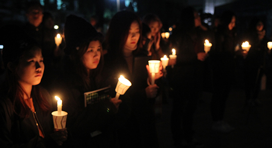 동국대 학생과 시민단체 회원, 스님들이 단식 중인 김건중 학생과 투신을 예고한 최장훈 학생을 살리기 위해 촛불을 들고 있다