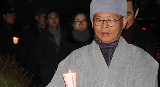 "사람 목숨부터 살려야 한다"며 단식을 시작한 법인 스님(맨 앞)이 김건중 최장훈 살리기 문화제에서 촛불을 들고 학생 교수 스님 시민단체 회원들과 불상을 돌고 있다 