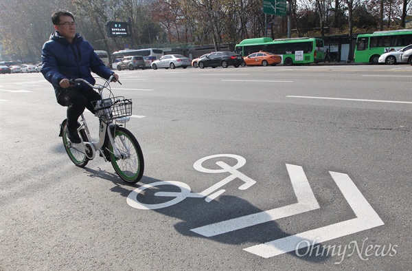 김경년 <오마이뉴스> 기자가 서울 공공자전거 '따릉이'를 직접 타보며 자전거 우선도로를 달리고 있다.