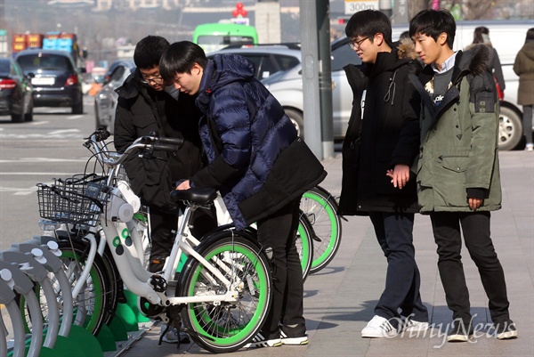  1일 오후 서울 중구 서울시청 앞에 설치된 서울 공공자전거 '따릉이' 대여소에서 지나가는 학생들이 자전거를 관심있게 살펴보고 있다.
'따릉이'는 만 15세 이상 누구나 이용할 수 있으며 홈페이지나 스마트폰 앱을 통해 이용권을 구입할 수 있다.